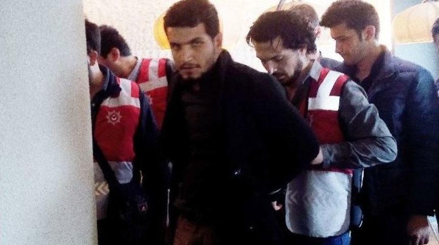 Taksim&rsquo;de Kafede Pankart A&ccedil;an 2 Kişiye G&ouml;zaltı