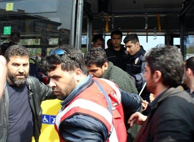 Taksim’de Kafede Pankart Açan 2 Kişiye Gözaltı