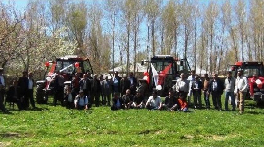 Erciş&rsquo;te Yerli &Uuml;retim Trakt&ouml;r Tanıtımı