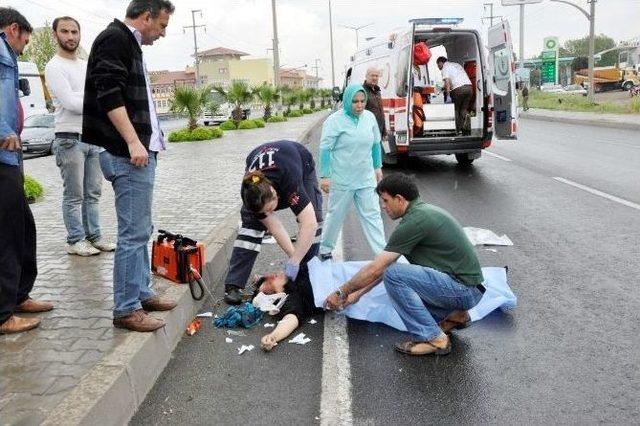 Oğlunu Kurtarmak İsterken Otomobil Çarpan Kadın Hayatını Kaybetti