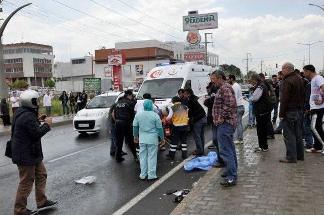 Oğlunu Kurtarmak İsterken Otomobil Çarpan Kadın Hayatını Kaybetti