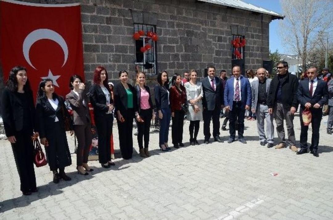Kars&rsquo;ta İlkokul &Ouml;ğrencileri 1 Mayıs&rsquo;ta Bahar Şenliği D&uuml;zenledi