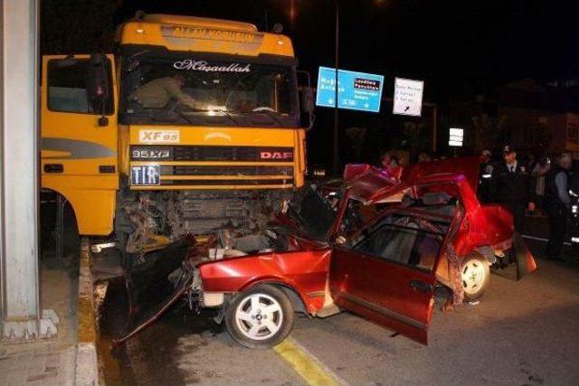 Otomobil Tır ın Altına Girdi: 3 &Ouml;l&uuml;, 3 Yaralı (2)- Yeniden 3