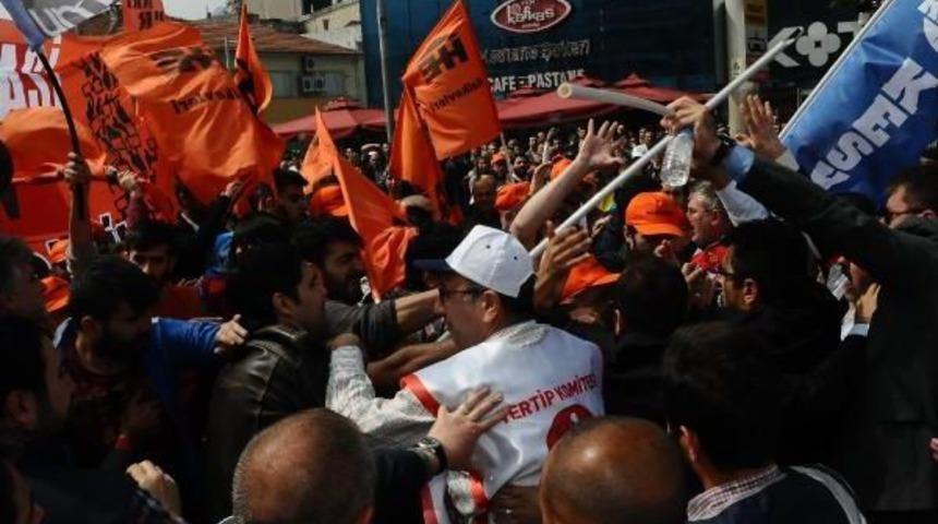 Bursa&rsquo;Da Polis 1 Mayıs Kortejini &Ccedil;i&ccedil;eklerle Karşıladı