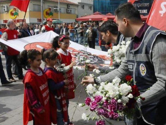 Bursa&rsquo;Da Polis 1 Mayıs Kortejini &Ccedil;i&ccedil;eklerle Karşıladı 1