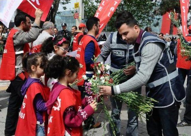 Bursa&rsquo;Da Polis 1 Mayıs Kortejini &Ccedil;i&ccedil;eklerle Karşıladı 2