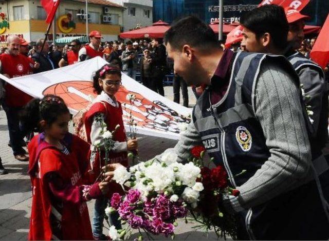 Bursa&rsquo;Da Polis 1 Mayıs Kortejini &Ccedil;i&ccedil;eklerle Karşıladı 3