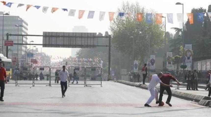 Esnaf Işsiz Kalınca Top Oynadı