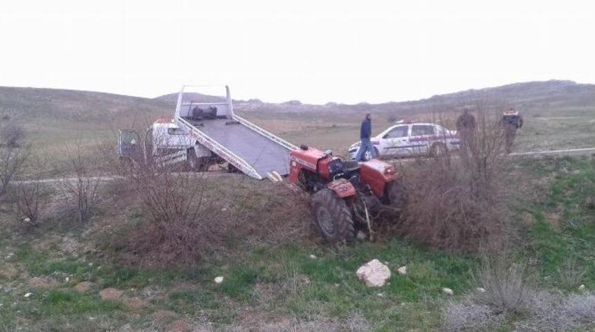 Takla Atan Trakt&ouml;r&uuml;n S&uuml;r&uuml;c&uuml;s&uuml; Hayatını Kaybetti