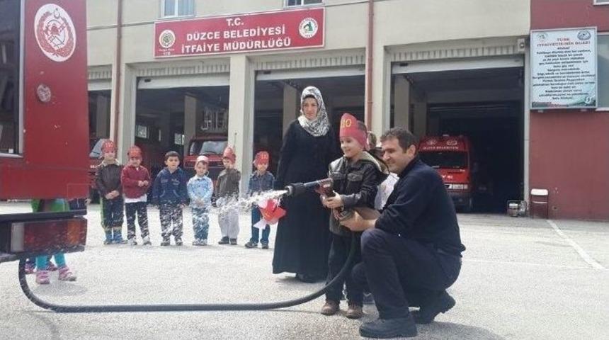 İtfaiyeciler Minik Ziyaret&ccedil;ilerini Ağırladılar