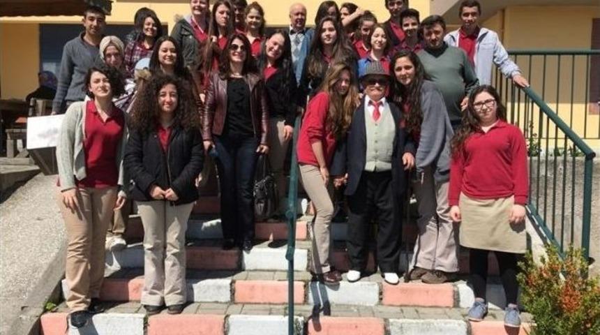 &Ouml;ğrencilerden Huzur Evinde M&uuml;zik Dinletisi