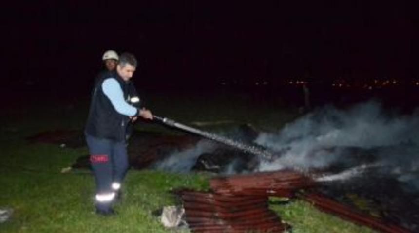 Mezarlık Yanında &Ccedil;ıkan Yangın Paniğe Neden Oldu