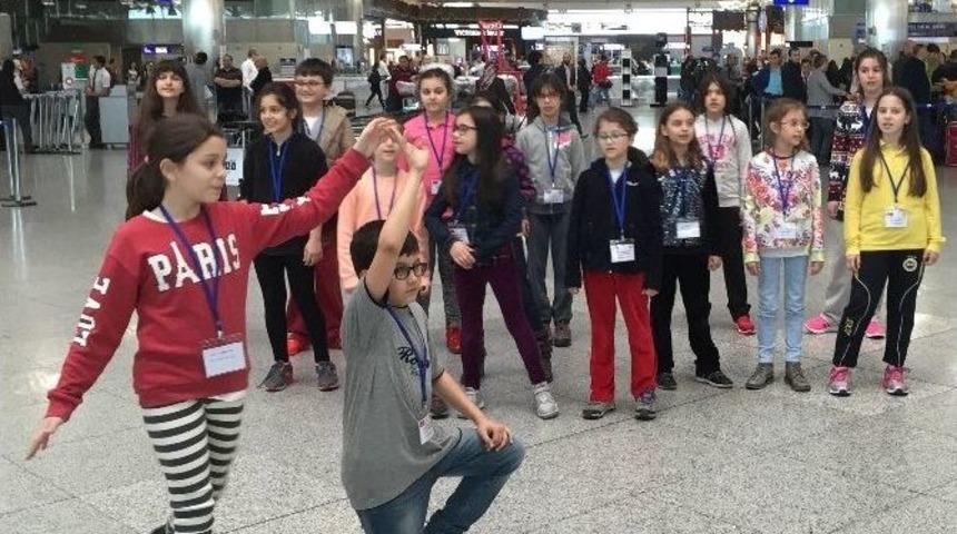 Fransa&rsquo;daki Festivalin Provası Havalimanında Yapıldı