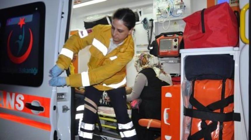 Kavşakta &Ccedil;arpışan 2 Otomobilden Biri Ikiye B&ouml;l&uuml;nd&uuml;: 8 Yaralı