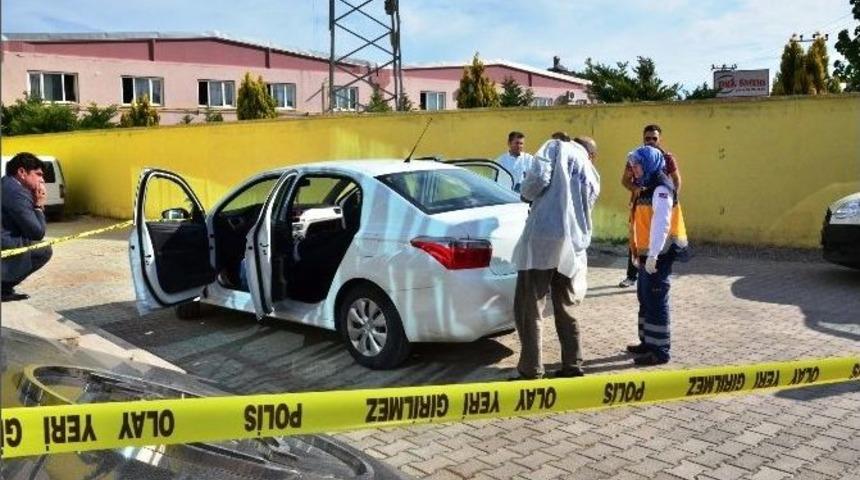 Pazarlama M&uuml;d&uuml;r&uuml; Aracında &Ouml;l&uuml; Bulundu