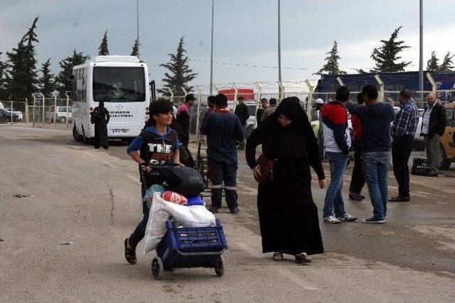 Pasaportu Olan Suriyeliler, &Uuml;lkelerine D&ouml;n&uuml;yor 2