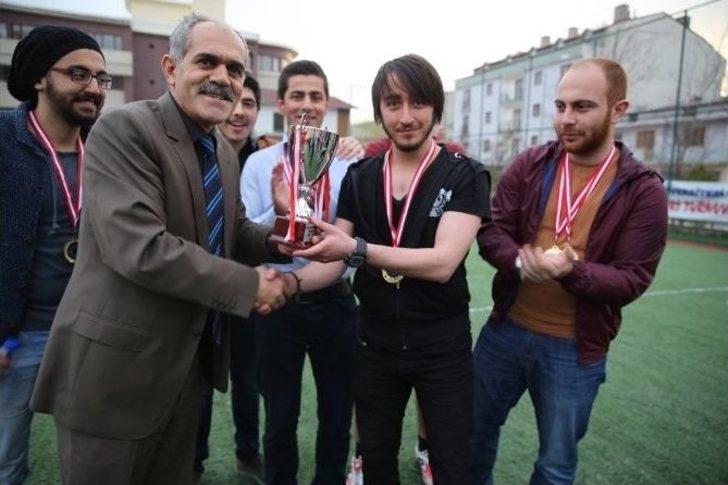 Öğrenciler Arası Futbol Turnuvasında Makine Mühendisliği Şampiyon Oldu G1