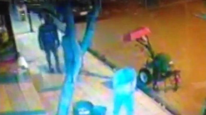 Elazığ’da Hırsızlar İki Marketi Soydu