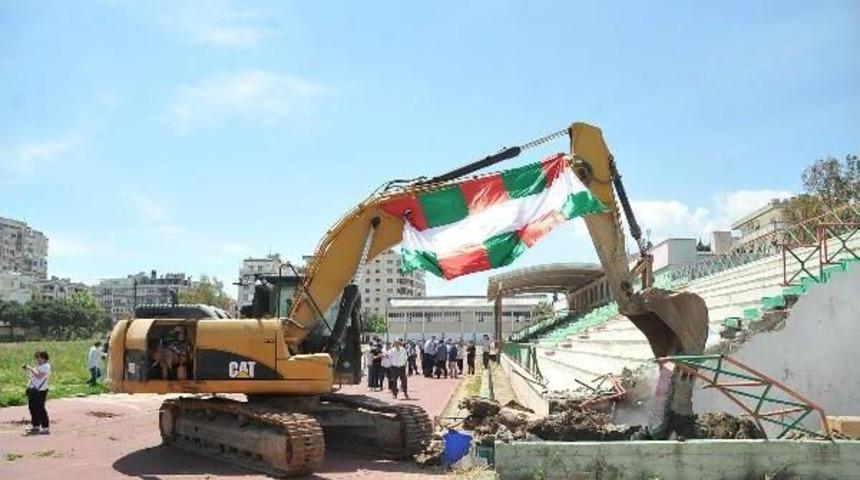 Karşıyaka Stadı'na Ilk Kazma Vuruldu