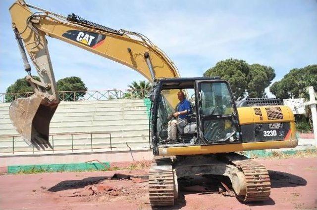 Karşıyaka Stadı na Ilk Kazma Vuruldu 1