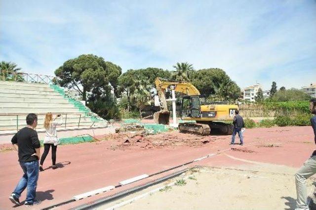 Karşıyaka Stadı na Ilk Kazma Vuruldu 2