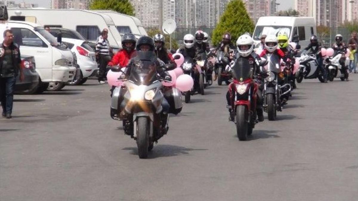 Kadın Motorcular Pembe Balonlarıyla Yollarda