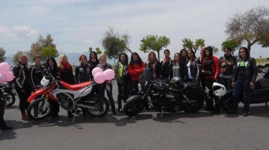 D&uuml;nya Kadın Motosiklet S&uuml;r&uuml;c&uuml;leri G&uuml;n&uuml;nde Toplandılar