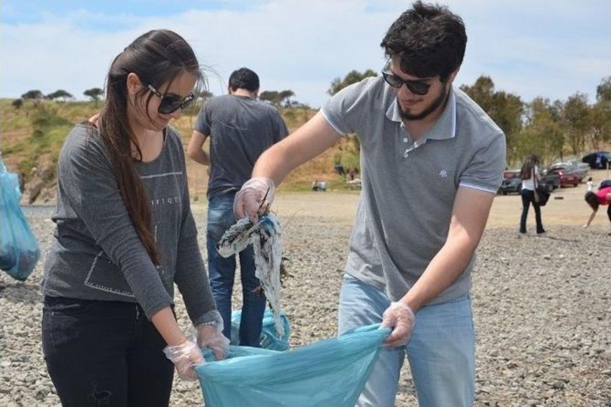 G&ouml;n&uuml;ll&uuml;ler, Fo&ccedil;a&rsquo;da Kıyı Ve Sualtı Temizliği Yaptı