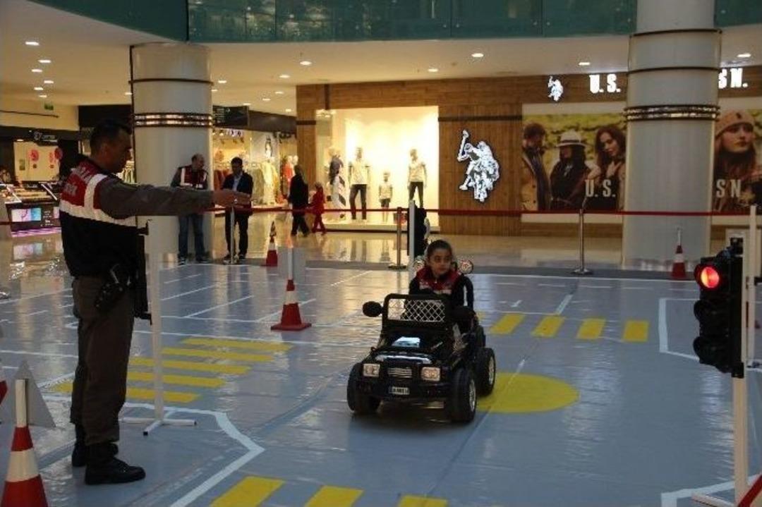 Elazığ İl Jandarma Komutanlığı&rsquo;ndan &rsquo;trafik Haftası&rsquo; Etkinliği