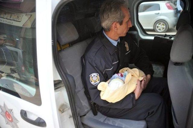 &Uuml;&ccedil; Aylık Bebeği &Ccedil;&ouml;p Poşetine Sarıp Sokağa Bıraktılar 3