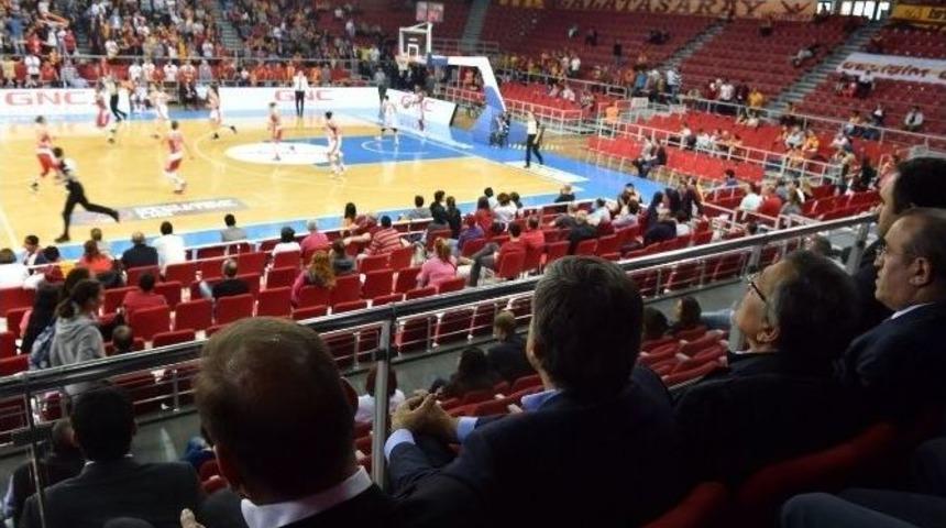 Abdullah G&uuml;l, Galatasaray Odeabank-abdullah G&uuml;l &Uuml;niversitesi Ma&ccedil;ını İzledi