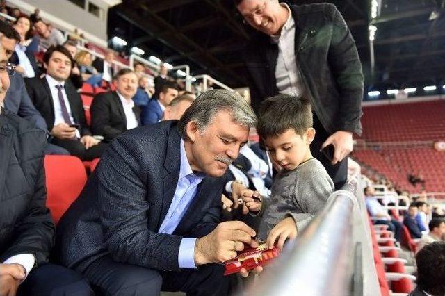 Abdullah Gül, Galatasaray Odeabank-abdullah Gül Üniversitesi Maçını İzledi