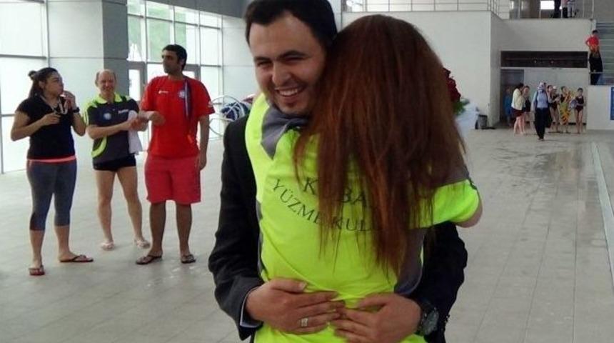 (&ouml;zel Haber) İş G&uuml;venliği Uzmanından Y&uuml;zme Antren&ouml;r&uuml; Kız Arkadaşına S&uuml;rpriz Evlenme Teklifi