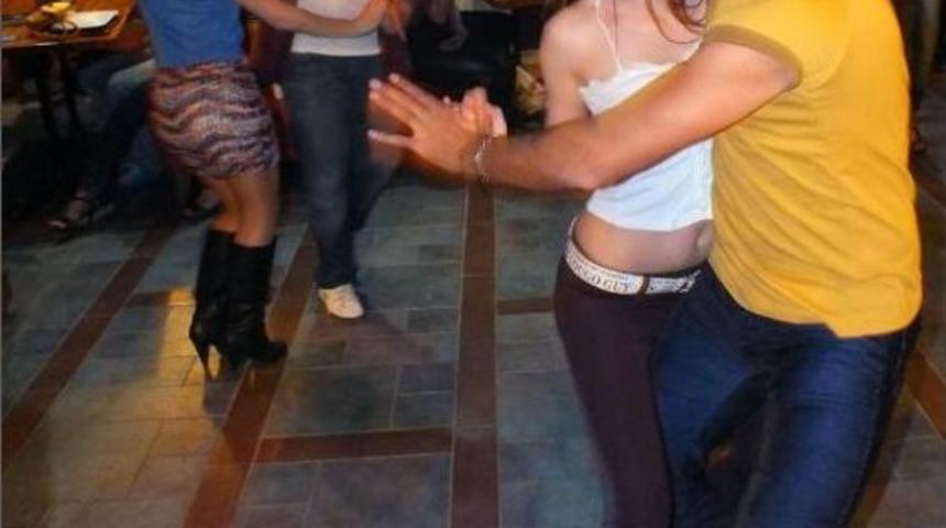 Gen&ccedil;ler Şiddete Karşı Dans Etti