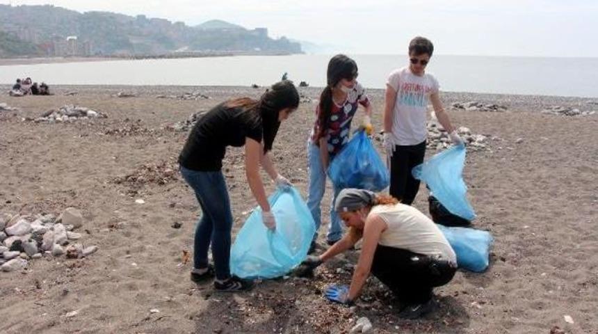 &Uuml;niversite &Ouml;ğrencileri Sahili &Ccedil;&ouml;pten Temizledi