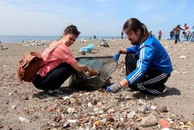 &Uuml;niversite &Ouml;ğrencileri Sahili &Ccedil;&ouml;pten Temizledi 1