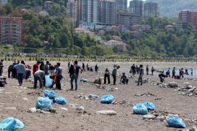 &Uuml;niversite &Ouml;ğrencileri Sahili &Ccedil;&ouml;pten Temizledi 3