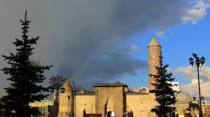 Erzurum Semalarında Yağmur Sonrası G&ouml;kkuşağı