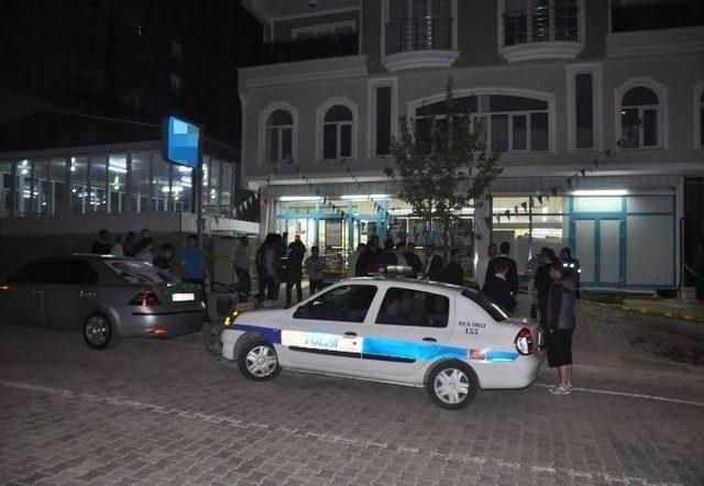 Silahı Tutukluk Yapınca Kaçan Soyguncu Polise Teslim Oldu