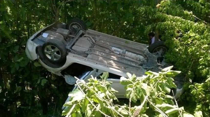 Mardin&rsquo;de Otomobil Şarampole Yuvarlandı: 2 Yaralı