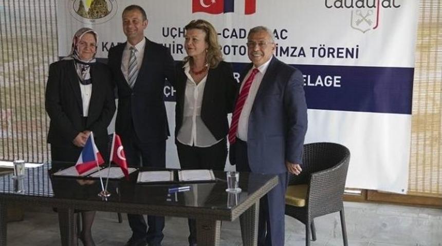 U&ccedil;hisar Ve Cadaujac Belediyelari Arasında Kardeş Şehir Protokol&uuml; İmzalandı