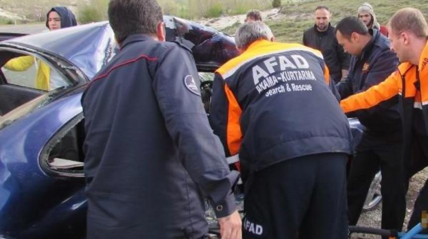 K&uuml;tahya'da Minib&uuml;s Ile Otomobil &Ccedil;arpıştı: 13 Yaralı