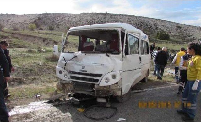 Kütahya'da Minibüs Ile Otomobil Çarpıştı: 13 Yaralı