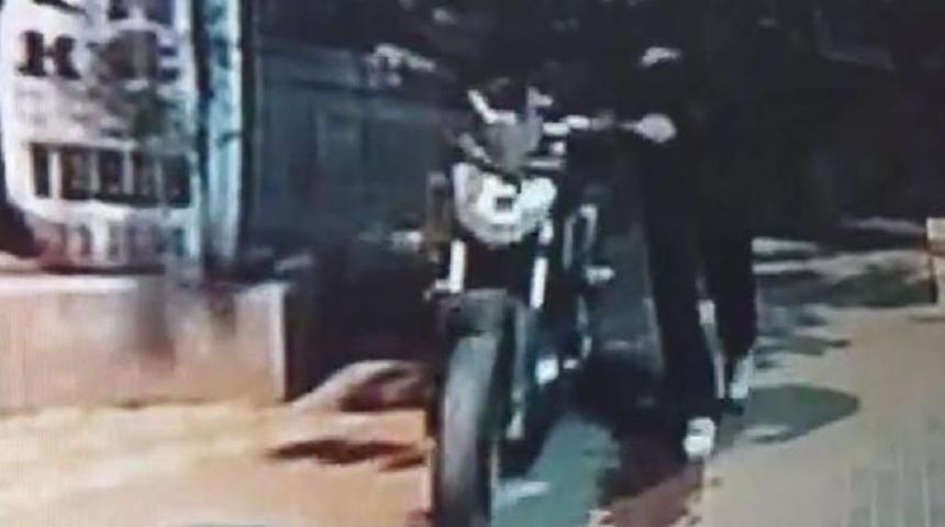 Motosiklet Hırsızları G&uuml;venlik Kamerasına Yakalandı