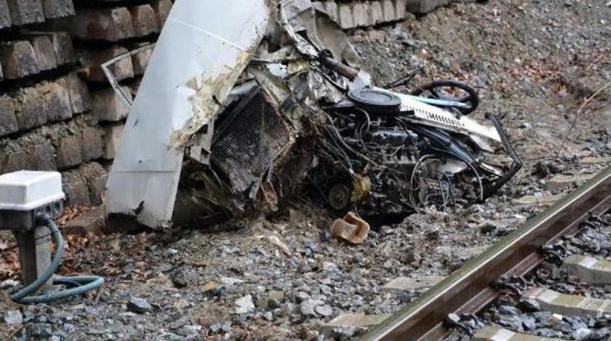 Tren, Hemzemin Ge&ccedil;itte Otomobile &Ccedil;arptı: 1 &Ouml;l&uuml;, 1 Yaralı