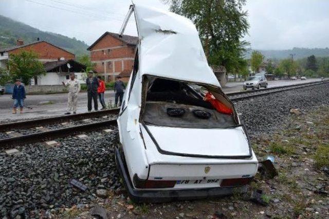 Tren, Hemzemin Geçitte Otomobile Çarptı: 1 Ölü, 1 Yaralı