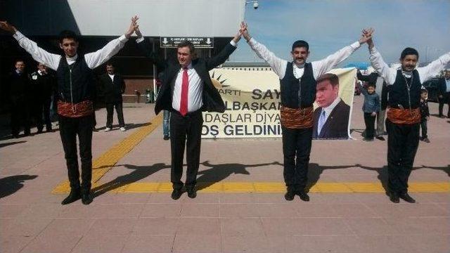 T&uuml;rk Parti Genel Başkanı &Ouml;zg&uuml;&ccedil;, Erzurum&rsquo;da Bar Oynadı, T&uuml;rbeyi Ziyaret Etti 1