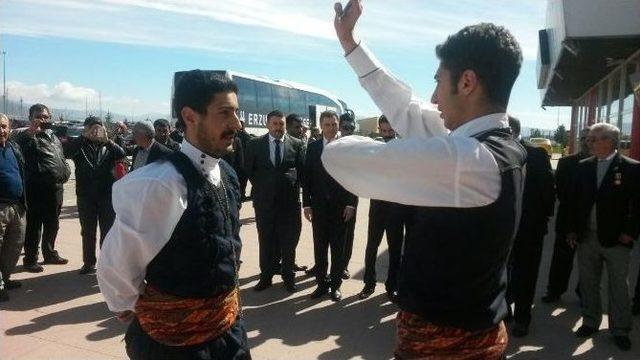 T&uuml;rk Parti Genel Başkanı &Ouml;zg&uuml;&ccedil;, Erzurum&rsquo;da Bar Oynadı, T&uuml;rbeyi Ziyaret Etti 2