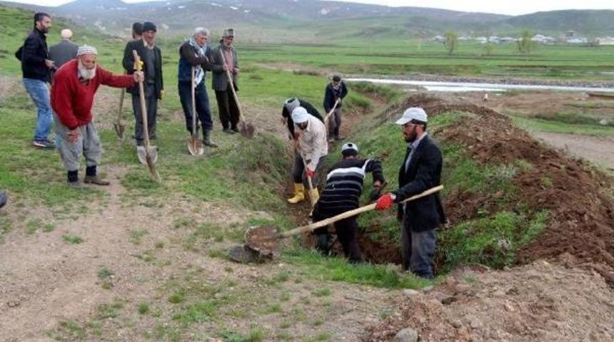 K&ouml;yl&uuml;ler, 5 Kilometrelik Su Kanalını Kendileri A&ccedil;ıyor