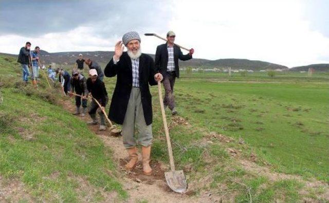 Köylüler, 5 Kilometrelik Su Kanalını Kendileri Açıyor